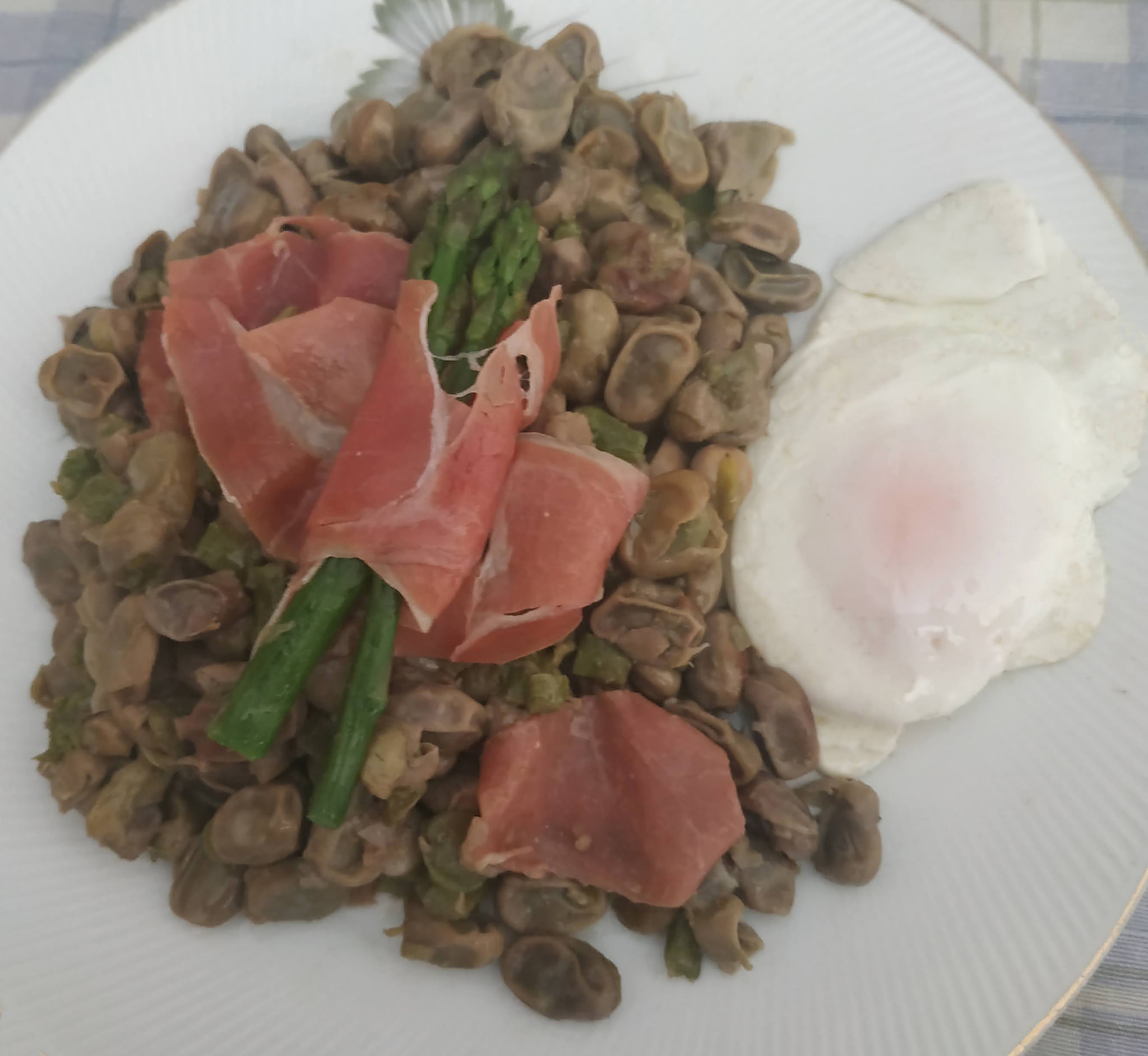 Plato Habas con huevo, jamo y esparragos Plato Habas con huevo, jamo y esparragos